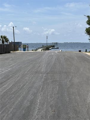 Exterior, Lake