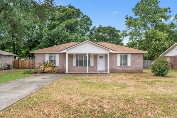 Backyard, Exterior, Facade, Brick Facade, Ranch