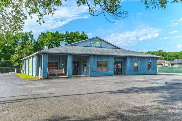 Exterior, Facade, Ranch