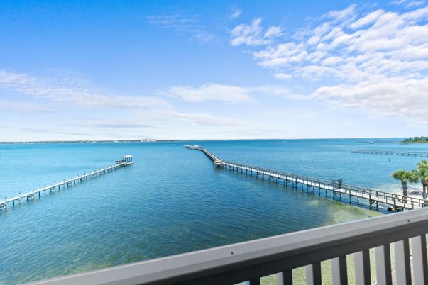 Exterior, Lake