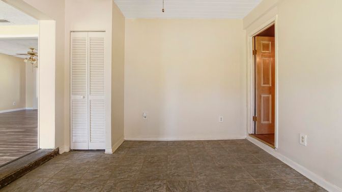 Empty room, Interior