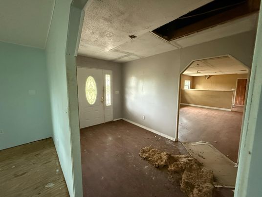 Empty room, Interior