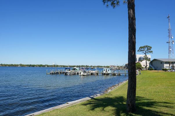 Exterior, Lake