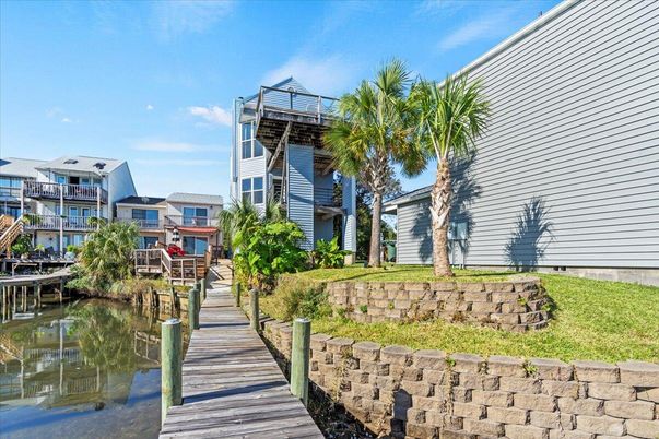 Exterior, Lake