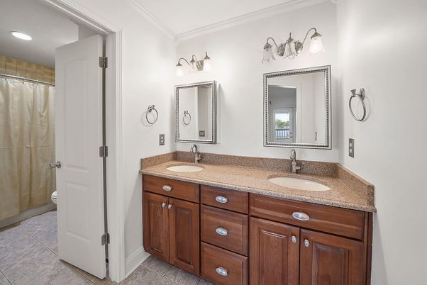 Bathroom, Dual Sink Vanities, Interior, Recessed Lighting