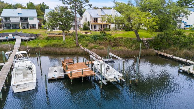 Exterior, Lake