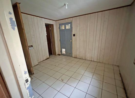 Empty room, Interior