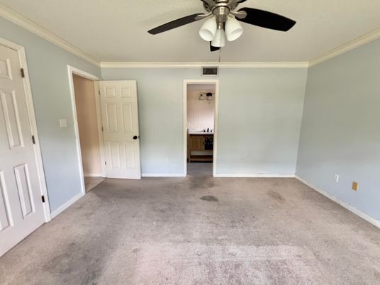 Empty room, Interior