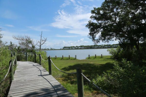 Exterior, Lake