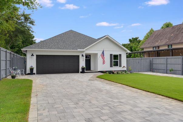 Attached, Exterior, Facade, Ranch