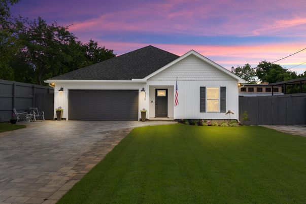 Attached, Exterior, Facade, Ranch