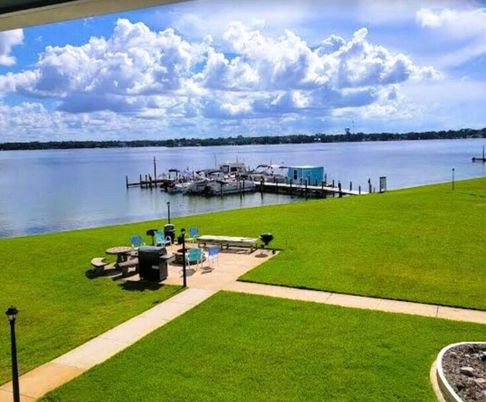 Exterior, Lake
