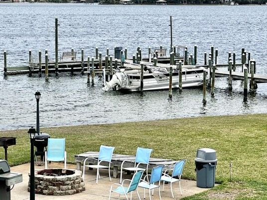 Exterior, Lake