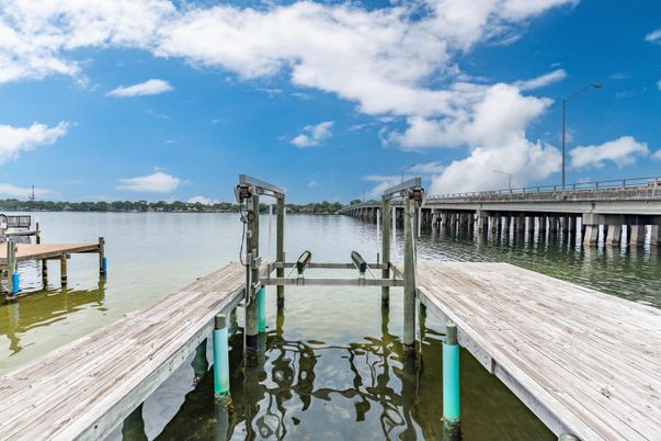 Exterior, Lake