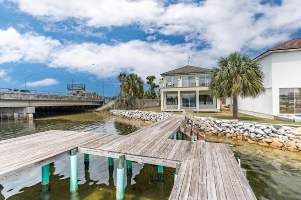 Exterior, Lake