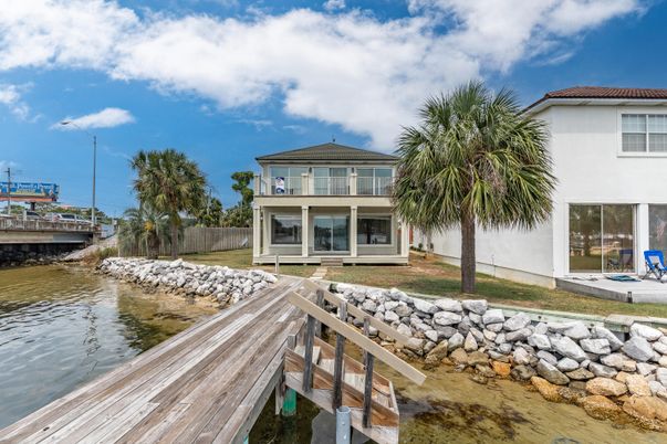 Exterior, Lake