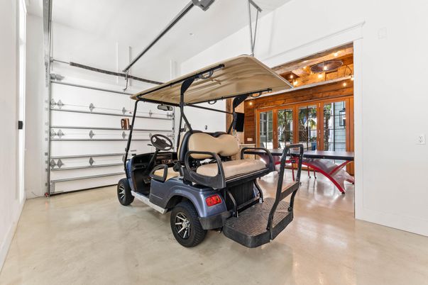Dining room, Garage, Interior