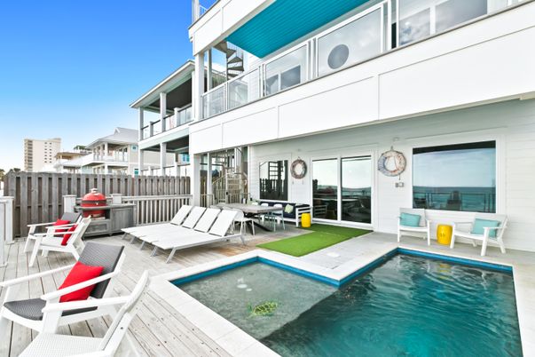 Exterior, Pool