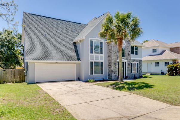Attached, Exterior, Facade, Farmhouse
