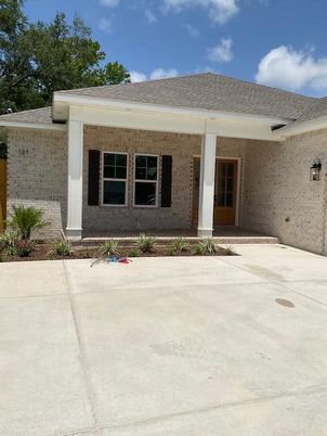 Exterior, Facade, Brick Facade, Ranch