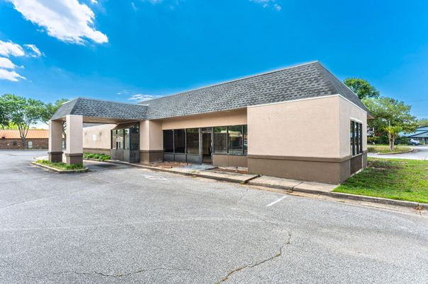 Exterior, Facade, Modern