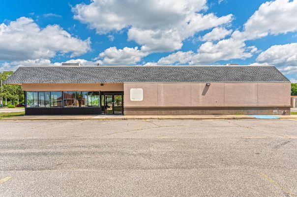 Exterior, Facade, Modern