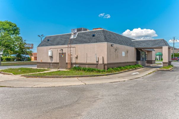 Exterior, Facade, Ranch