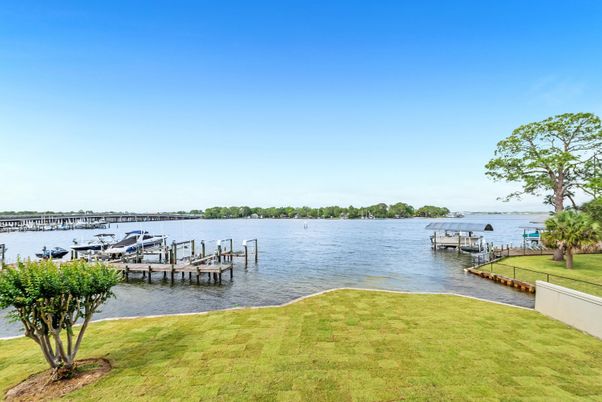 Exterior, Lake