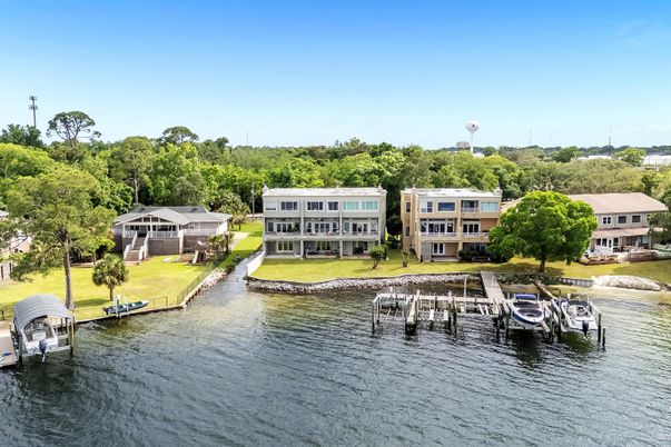 Exterior, Lake