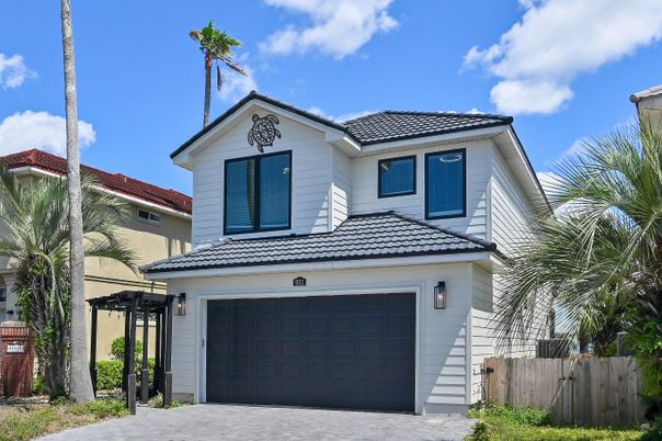 Attached, Exterior, Facade, Mediterranean