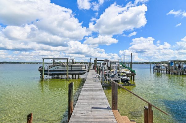Exterior, Lake