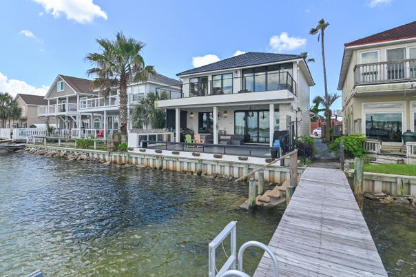 Exterior, Lake