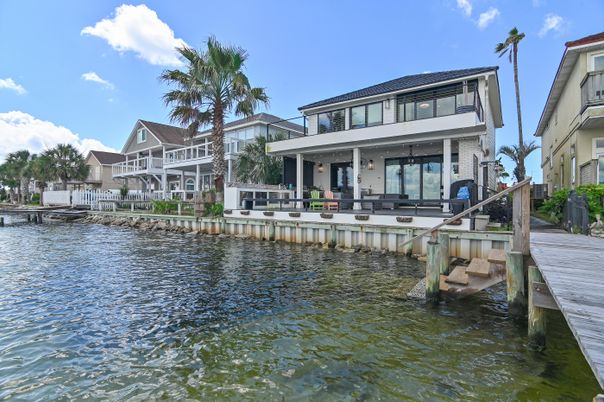 Exterior, Lake