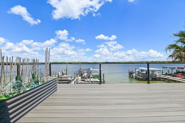 Exterior, Lake