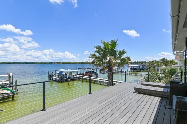 Exterior, Lake