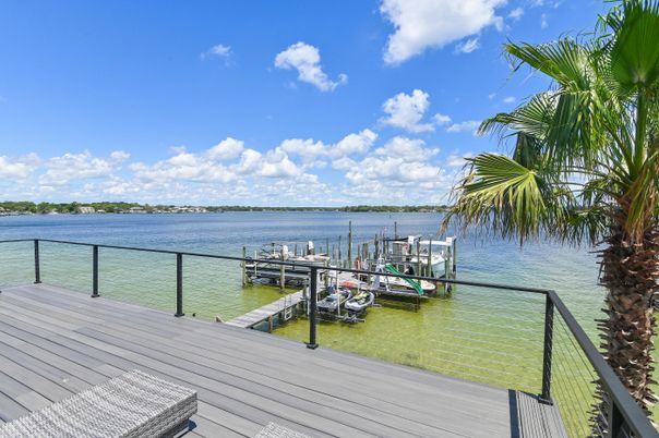 Exterior, Lake