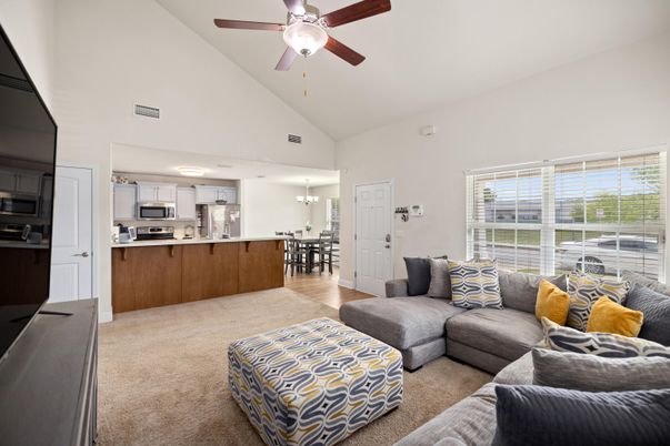 Chandelier, Dining room, Interior, Kitchen, Living room, Stainless Steel Appliances