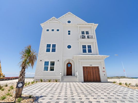 Attached, Exterior, Facade, Farmhouse