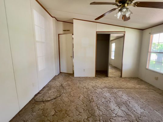 Empty room, Interior