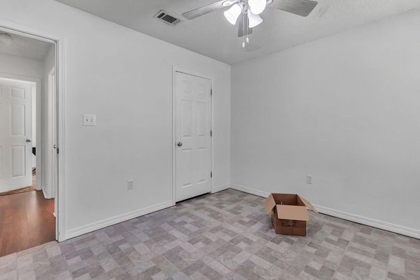 Empty room, Interior