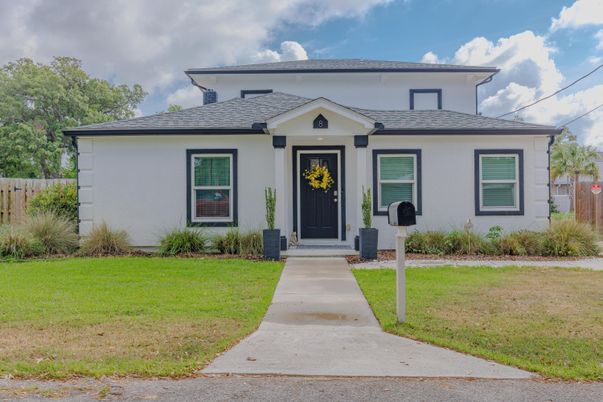 Exterior, Facade, Ranch
