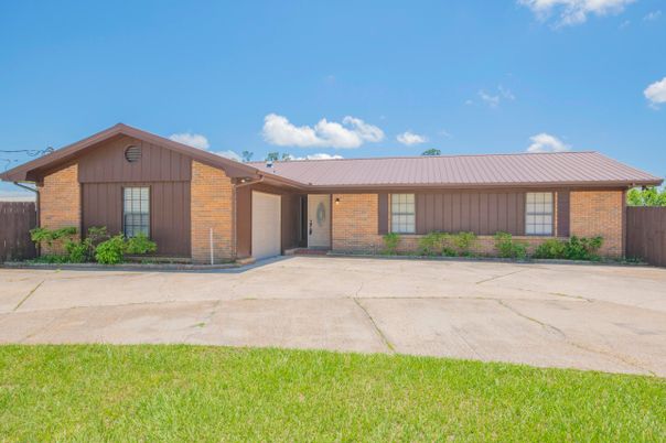 Exterior, Facade, Brick Facade, Ranch