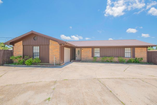 Exterior, Facade, Brick Facade, Ranch