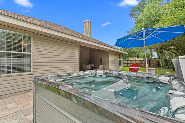 Exterior, Hot Tub