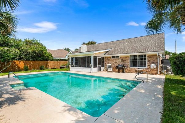 Exterior, Pool