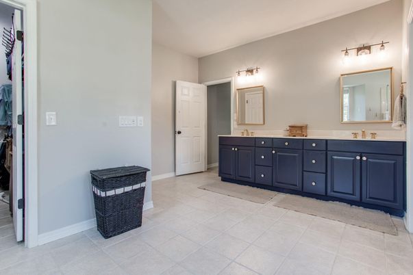 Bathroom, Dual Sink Vanities, Interior