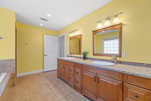Bathroom, Dual Sink Vanities, Interior, Recessed Lighting