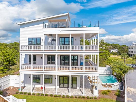 Exterior, Facade, Pool, Modern