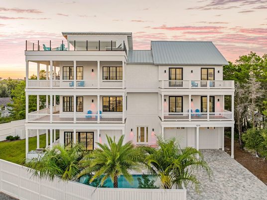 Exterior, Facade, Pool, Modern