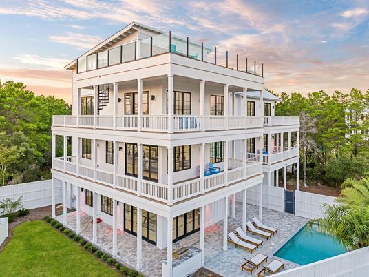 Exterior, Facade, Pool, Farmhouse